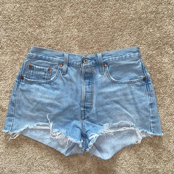 levi’s light blue distressed high waisted shorts - Picture 3 of 4
